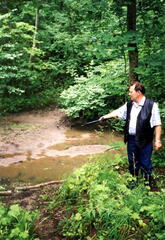 014 1008 Im Jahre 1998 Helmut Kuckuck sucht eine Moeglichkeit zur Ueberquerung des Fluesschens
