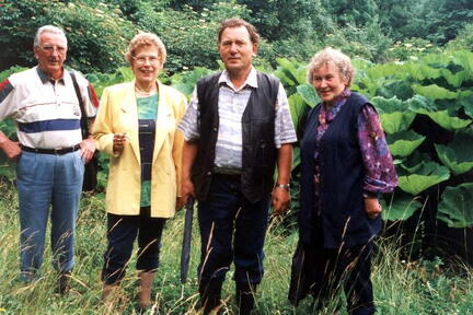 014 1009 Im Jahre 1998 Hier stand bis 1945 die Schmiede Im Bild von links Sepp und Kaethe Oberle Helmuth und Erna Kuckuck