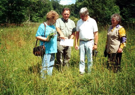 014 1010 Im Jahre 2000 Hier stand das Wohnhaus der Familie Warda Links Kaethe Oberle und Herbert Warda Rechts Helmut und Erna Kuckuck