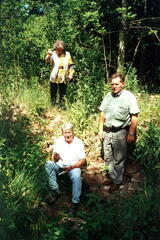 014 1011 Im Jahre 2000 Auf dem Kellergemaeuer der Familie Kuckuck Im Bild Erna Kuckuck Herbert Warda und Helmut Kuckuck