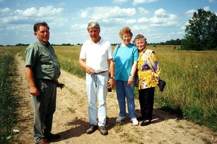 014 1012 Im Jahre 2000 Auf dem Wege von Freudenfeld nach Krugdorf Im Bild von links Helmut Kuckuck Herbert Warda Kaethe Oberle und Erna Kuckuck