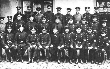 015 0010 Gruppenbild der Freiwilligen Feuerwehr Friedrichsdorf mit ihrem Vorsitzenden Julius Berg