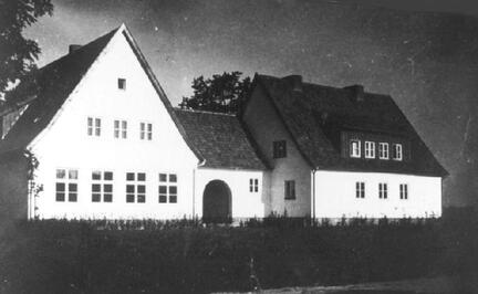015 0011 Die neue Schule in Friedrichsdorf um 1943