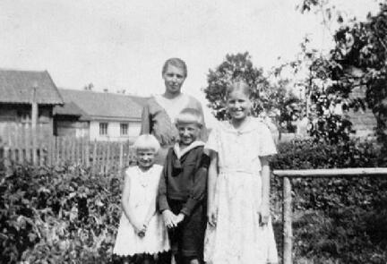 015 0014 Elise Mattern mit ihren Kindern Hildegard und Herbert und einer Cousine im Jahre 1934