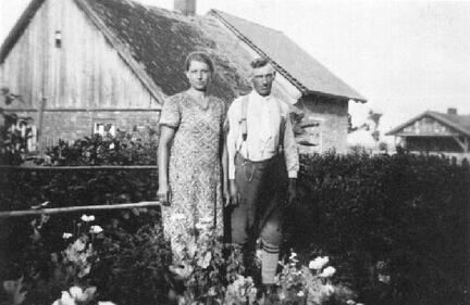 015 0015 Das Ehepaar Elise und Hermann Mattern im Jahre 1934 Im Hintergrund die Gebaeude der Schmiede Hesler