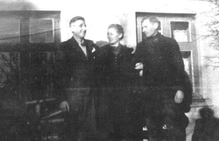 015 0018 Herbert Mattern zusammen mit seinen Eltern Hermann und Elise Mattern waehrend seines letzten Urlaubtages im Jahre 1944