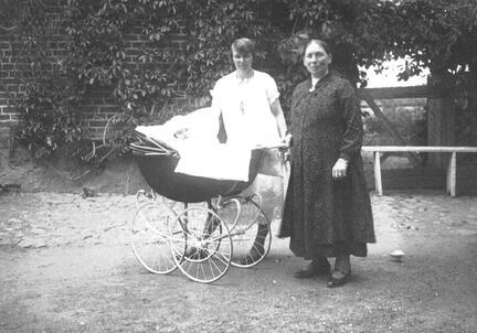 015 0032 Steinwalde Gut Grossmutter Maria Kamradt mit Schwiegertochter Frieda Kamradt geb Engel und Enkelin Ruth