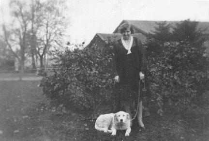 015 0034 Steinwalde Gut Frau Frieda Kamradt geb Engel mit der Huendin Marizza