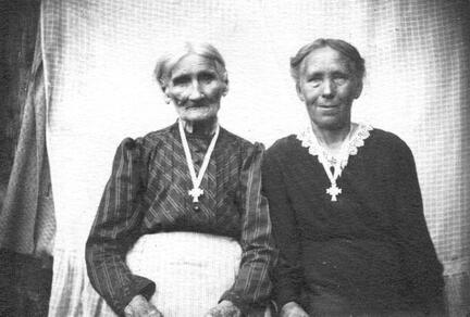 015 0036 Grossmutter Gudde links mit Frau Pitzke ca 1943