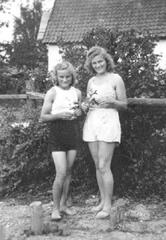 015 0042 Die Schwestern Gerda und Edeltraud Gudde 1944