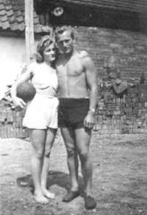 015 0044 Gerda Gudde mit Walter Trosiner um 1943