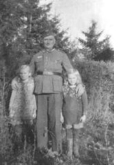 015 0045 Onkel Franz Gudde mit Trautel und Agnes Gudde