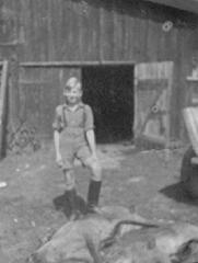 015 0055 Manfred von Koss bestaunt die vom Vater erlegten Wildschweine