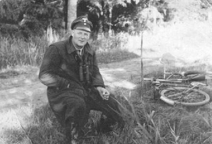 015 0056 Konrad von Koss bei einer Rast im Forst