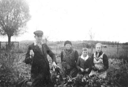 016 0011 Frau Anna Hoffman mit ihren Kindern Horst Erich und Lotte
