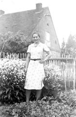 016 0020 Elli Krause im Garten Im Hintergrund das Wohnhaus Bohl
