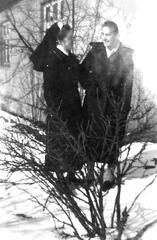 016 0021 1944 neben dem Haus Krueger Anneliese geb Krueger und Elli Seidel geb Krause
