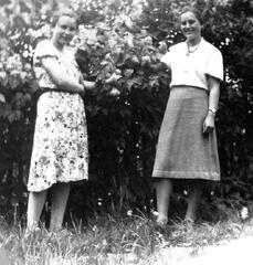 016 0025 Bei Krause im Garten Charlotte geb Bohl Elli Seidel geb Krause