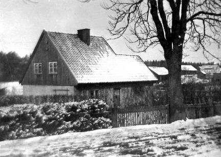 016 0027 Das Wohnhaus Krause Im Hintergrund Stallungen vom Gemeindehaus und dem Gutshaus Klein