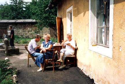 016 1012 Neben der Hauswand Elli Skupke in Friedrichsthal am 13 06 1992
