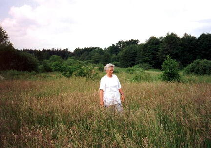 016 1022 Elli Skupke auf dem Wege zum Forsthaus Neuman am 13 06 1992
