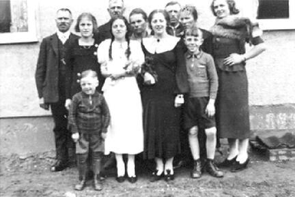 017 0001 Konfirmation im Hause Zwingelberg in Frischenau Im weissen Kleid die Konfirmandin Elli Zwingelberg