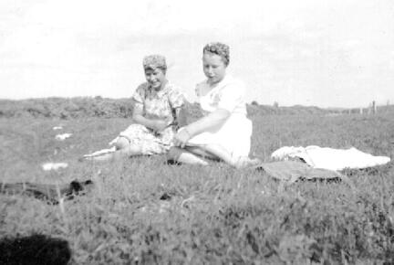 017 0003 Christa Kikat und Irmgard Hinz aus Frischenau Ortsteil Stanillien auf den Pregelwiesen