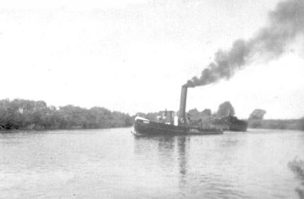 017 0004 Schlepper auf dem Pregel