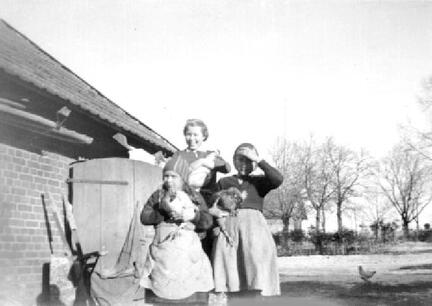 017 0005 Auf dem Gutshof Stanillien Im Bild Lieschen Orgenowski Waltraud Hinz und Irmgard Hinz