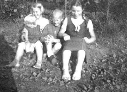 017 0008 Ein Foto zum Andenken Im Bild Irmgard Hinz Elinore Kirstein Walter und Gertrud Waschkau