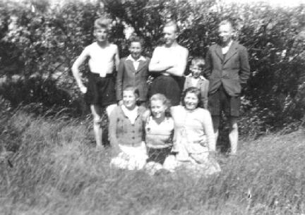 017 0009 Ein Sonntag in Stanillien Im Bild Kaete Mueller Waltraud Hinz Lieschen Orgenowski Klaus Mueller und Horst Priwal