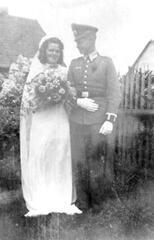 017 0011 Hochzeitsbild Guenter und Gertrud Papst geb Zwingelberg Frischenau am 28 08 1943
