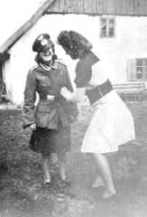 017 0012 Uschi und Trautel Zwingelberg aus Frischenau auf Besuch bei Tante Lina in Romau im Fruehjahr 1944