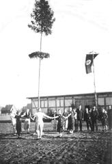 017 0022 Tanz unter dem Maibaum in Frischenau vor dem Dorfgemeinschaftshaus