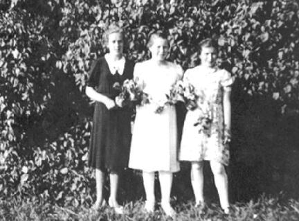 017 0027 Stanillien Im Bild Irmgard Hinz Christa Kikat und Lenchen