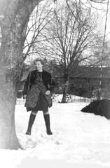 017 0028 Stanillien Irmgard Hinz auf der Schaukel