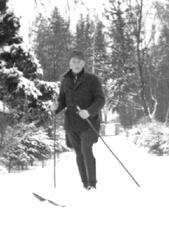 017 0031 Stanillien Erich Hinz bei Skilaufen