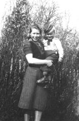 017 0033 Stanillien Irmgard Hinz mit dem Kind ihrer Tante