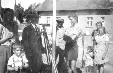 017 0035 Dieter Eckhard Erna und Hildegard Daniel schauen den Herren von der Landvermessung zu
