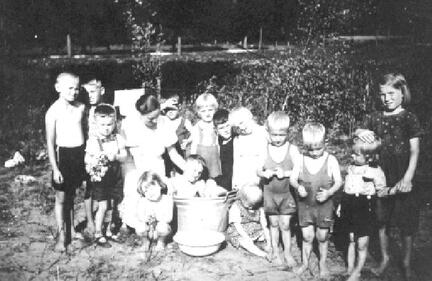 017 0044 Kinder des Kindergartens Frischenau 1938 39