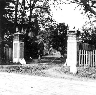 017 0054 Das Hoftor des Gutes Stanillien