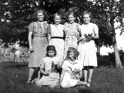 017 0056 Minna Zigann Traute Hinz Christel Blank Lieschen Orgenowsky Kaethe und Hanni Mueller