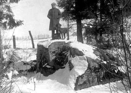 017 0057 Arthur Mueller auf dem Findling in Stanillien