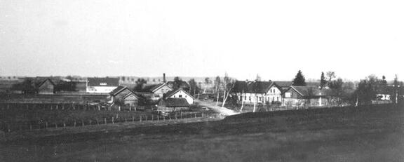 018 0001 Blick auf den Ort vom Dach der Muehle Zu erkennen die Molkerei die Schule der Gasthof Huebner und die Schmiede Gustav Bieber