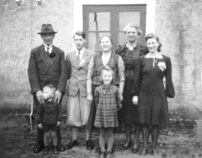 018 0004 Die Familie Perner vor ihrem Haus