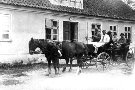 018 0014 Die Kutsche vor dem Gutshaus Klein Fritschienen