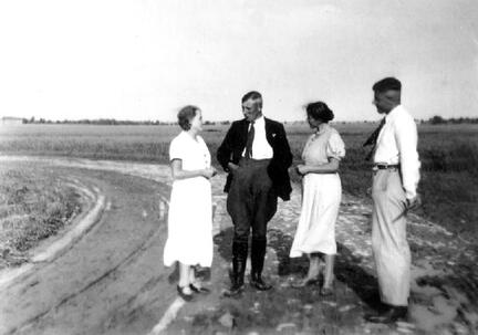 018 0015 In Klein Fritschienen von links Dora Knebel Richard Erna und Erhard Schikowsky