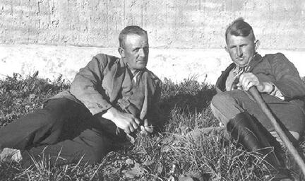 020 0001 Willi Loewner und Herr Tischereit der Verwalter des Hofes Weber in Baerenbruch einem Ortsteil von Gauleden