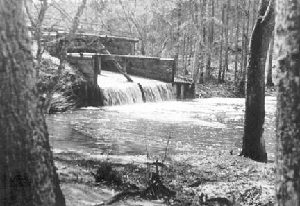 020 0004 Die Schleuse in Kellermuehle Es ist die aufgestaute Gilge die im Zehlaubruch entspringt und in den Pregel fliesst