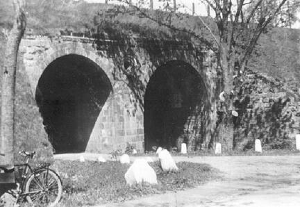 020 0006 Bahnviadukt bei Kellermuehle Das Fahrrad links gehoert Lehrer Bartnick